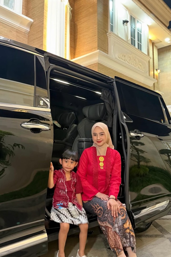 Potret Terbaru Ria Ricis yang Jadi Sorotan, Wajahnya Manglingi Bak Beda Orang